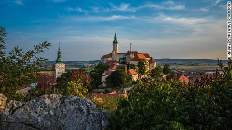 190410105803-most-romantic-small-towns-in-central-europe-mikulov-pixabay-large-tease_20200406164851_377.jpg